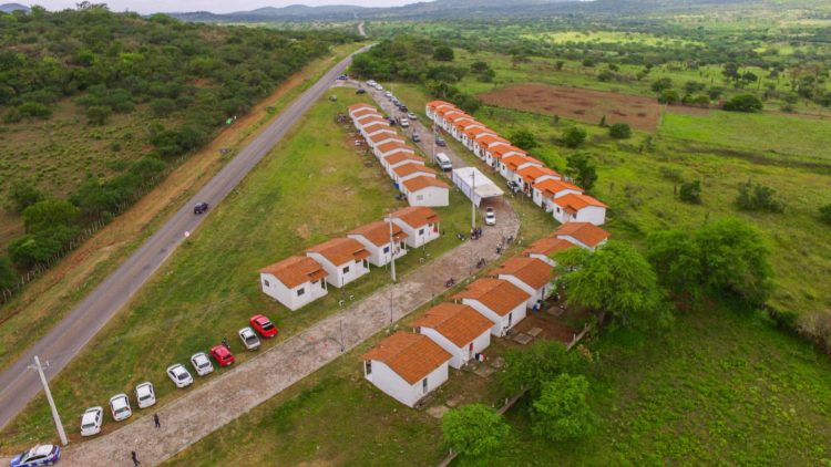 Deputado Alex da Piatã participa da entrega de 30 casas populares em Candeal