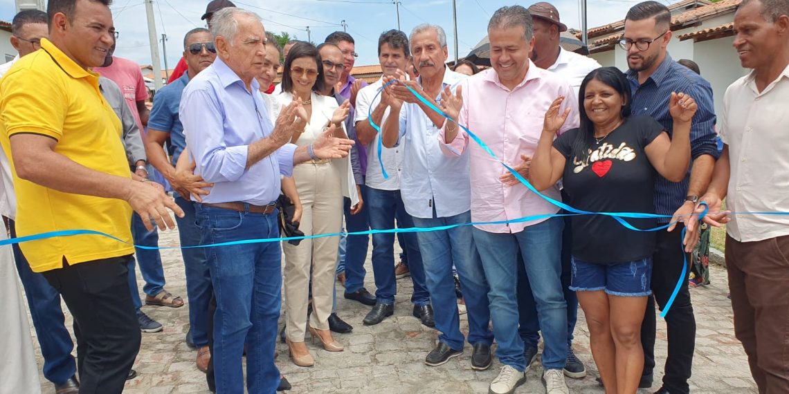 Deputado Alex da Piatã participa da entrega de 30 casas populares em Candeal