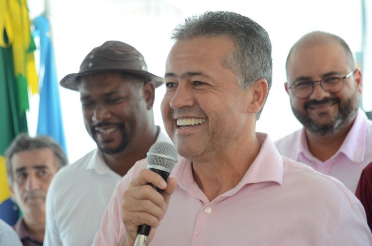 Deputado Alex da Piatã participa da entrega de 30 casas populares em Candeal