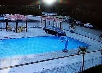 PI – Carro invade piscina de hotel e quase atropela crianças