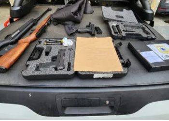 Polícia cumpre mandados contra ciganos suspeitos de utilizar armas e postar em redes sociais