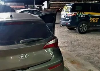 Jovem é preso por conduzir veículo roubado e diz ter utilizado carro emprestado do pai