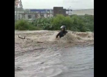 A bordo de uma moto jovem tentar atravessar correnteza é levada e salva por populares
