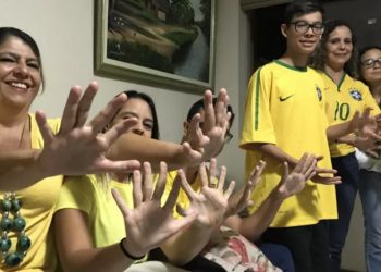 DF – Família inteira nasceu com seis dedos nas mãos e torce pelo Hexa do Brasil