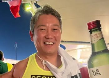 No Catar, coreano é enganado por brasileiro e troca camisa oficial por roupa de cordeiro do Camaleão