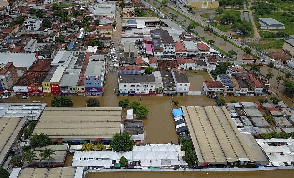 Parte de Jequié fica debaixo d’água após rio transbordar