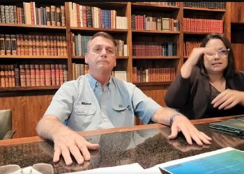 Bolsonaro condena tentativa de atentado, mas volta a falar em falta de liberdade