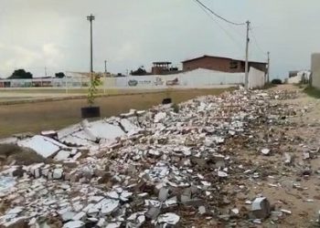 Chuva com rajadas de vento derruba parte de muro de estádio em Queimadas