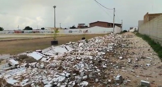 Chuva com rajadas de vento derruba parte de muro de estádio em Queimadas