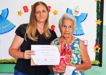Idosa de 97 anos é premiada entre os leitores mais assíduos da Biblioteca de Valente