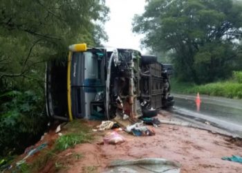 Ônibus de empresa coiteense tomba em rodovia de MG, deixa um morto e 12 feridos