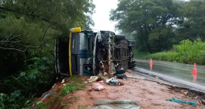 Ônibus de empresa coiteense tomba em rodovia de MG, deixa um morto e 12 feridos