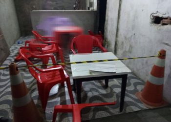Homem morre e outro fica ferido a tiros dentro de bar