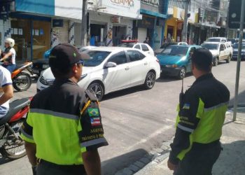 Coité- Agentes alertam os condutores de veículos no cumprimento das leis de trânsito para evitar as notificações