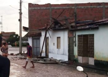 Chuva com ventos fortes destelha casas e assustam moradores e causaram prejuízos