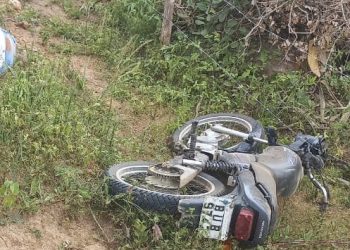 Jovem é encontrado morto ao lado de moto em estrada vicinal