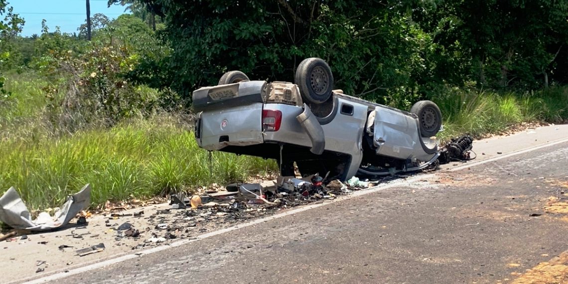 Casal morre e outra pessoa fica ferida em colisão envolvendo carro e moto na BA 001