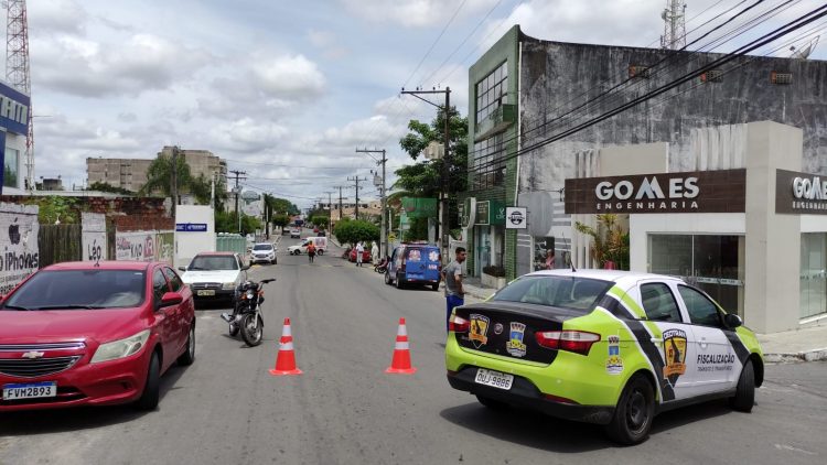 Após algumas pessoas serem picadas por abelhas, Águia Resgate desmancha enxame no centro da cidade