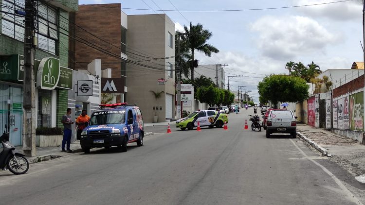 Após algumas pessoas serem picadas por abelhas, Águia Resgate desmancha enxame no centro da cidade
