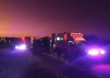 Acidente envolvendo caminhão e duas motocicletas deixa um morto e um ferido na BR 324