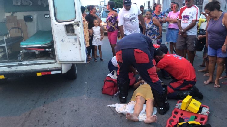Idosa é atropelada por moto quando deixava mercadinho
