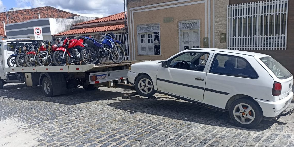 PM aprende carro e motocicletas durante evento em Coité