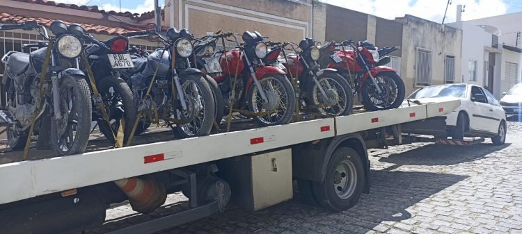 PM aprende carro e motocicletas durante evento em Coité