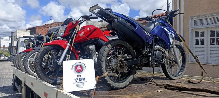 PM aprende carro e motocicletas durante evento em Coité