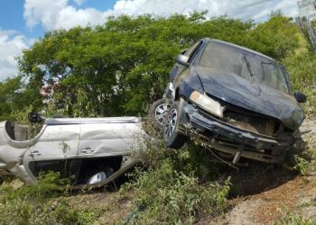 Colisão seguida de capotamento na BR 324 deixa cinco feridos