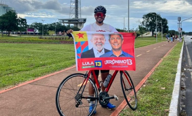 Araciense cumpre promessa ao pedalar até Brasília para acompanhar a posse de Lula