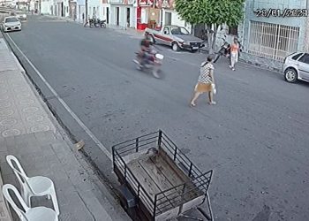 Idosa é atropelada por moto quando deixava mercadinho