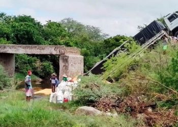 Tragédia anunciada: ponte desaba durante passagem de caminhão na zona rural de Riachão do Jacuípe