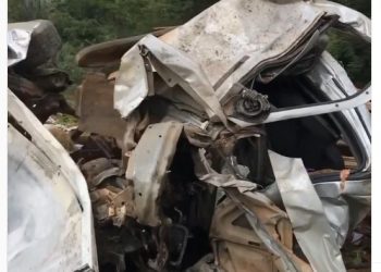 Batida entre carreta e caminhão deixa um morto e dois feridos na BR 242; criança desapareceu após acidente (vídeo)