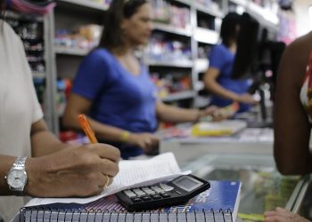 Materiais escolares custam até duas vezes menos na internet