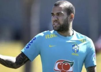 Daniel Alves divide cela com brasileiro e recusou TV por não querer ver notícias sobre acusação de estupro