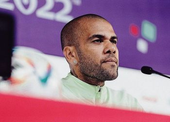 Daniel Alves está abatido na prisão e tem problema com duchas