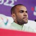Daniel Alves está abatido na prisão e tem problema com duchas
