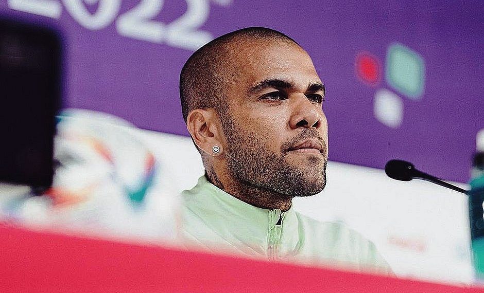 Daniel Alves está abatido na prisão e tem problema com duchas