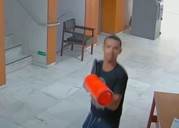 PF prende homem filmado ao destruir relógio no Palácio do Planalto