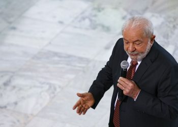 “É preciso colocar o rico no imposto de renda”, diz Lula