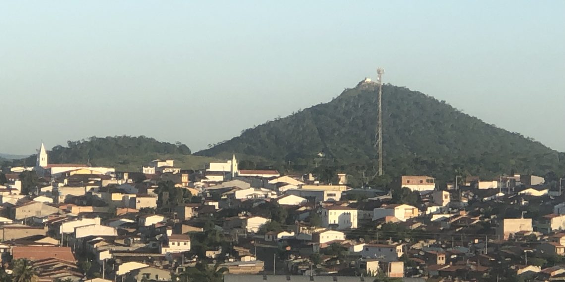 Menino de 5 anos é morto e dois irmãos adolescentes ficam feridos a tiros