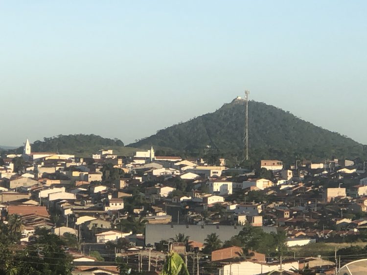 Menino de 5 anos é morto e dois irmãos adolescentes ficam feridos a tiros