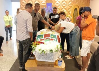 Corpo de Mundinho é sepultado em Feira de Santana. Caixão recebeu a bandeira do Fluminense