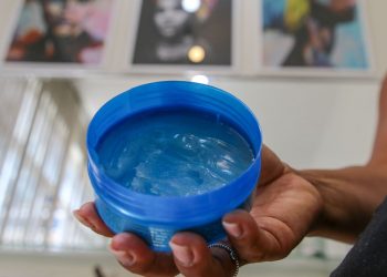 Relatos de cegueira levam Anvisa a proibir venda de pomadas capilares