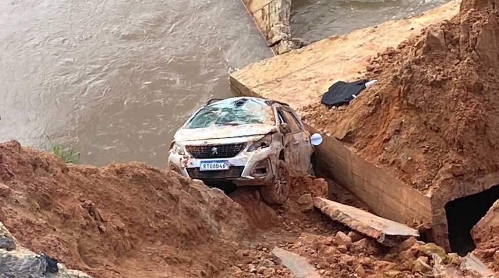 Carro com três pessoas cai em cratera que se abriu na BR-101