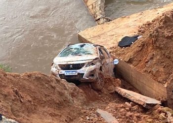 Carro com três pessoas cai em cratera que se abriu na BR-101