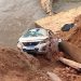 Carro com três pessoas cai em cratera que se abriu na BR-101