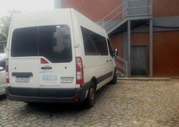 Pacientes de Riachão do Jacuípe que viajavam em van da Secretaria de Saúde são assaltados em Salvador