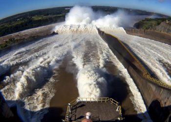 Com aumento das chuvas, usinas hidrelétricas abrem as comportas