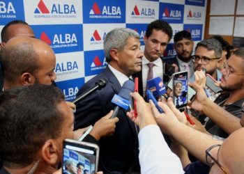 Jerônimo Rodrigues concede entrevista coletiva mais longa entre os governadores da Bahia; diz membro do cerimonial